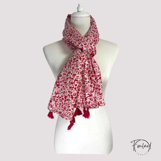 Foulard rouge, motif floral