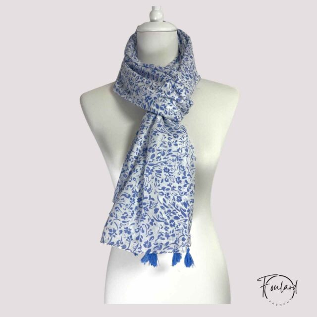 Foulard bleu, motif feuillage