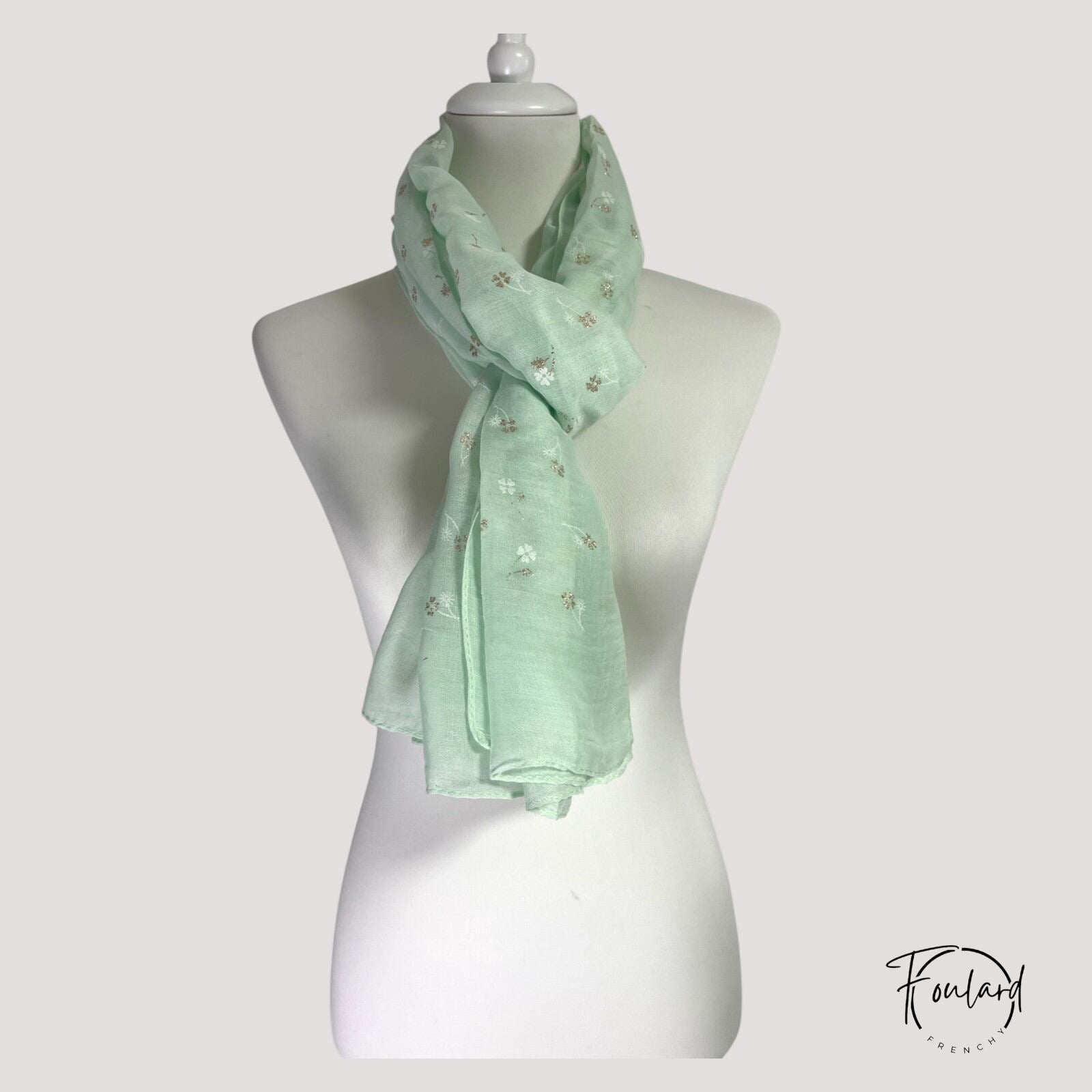 Foulard vert d'eau, fleurs dorées