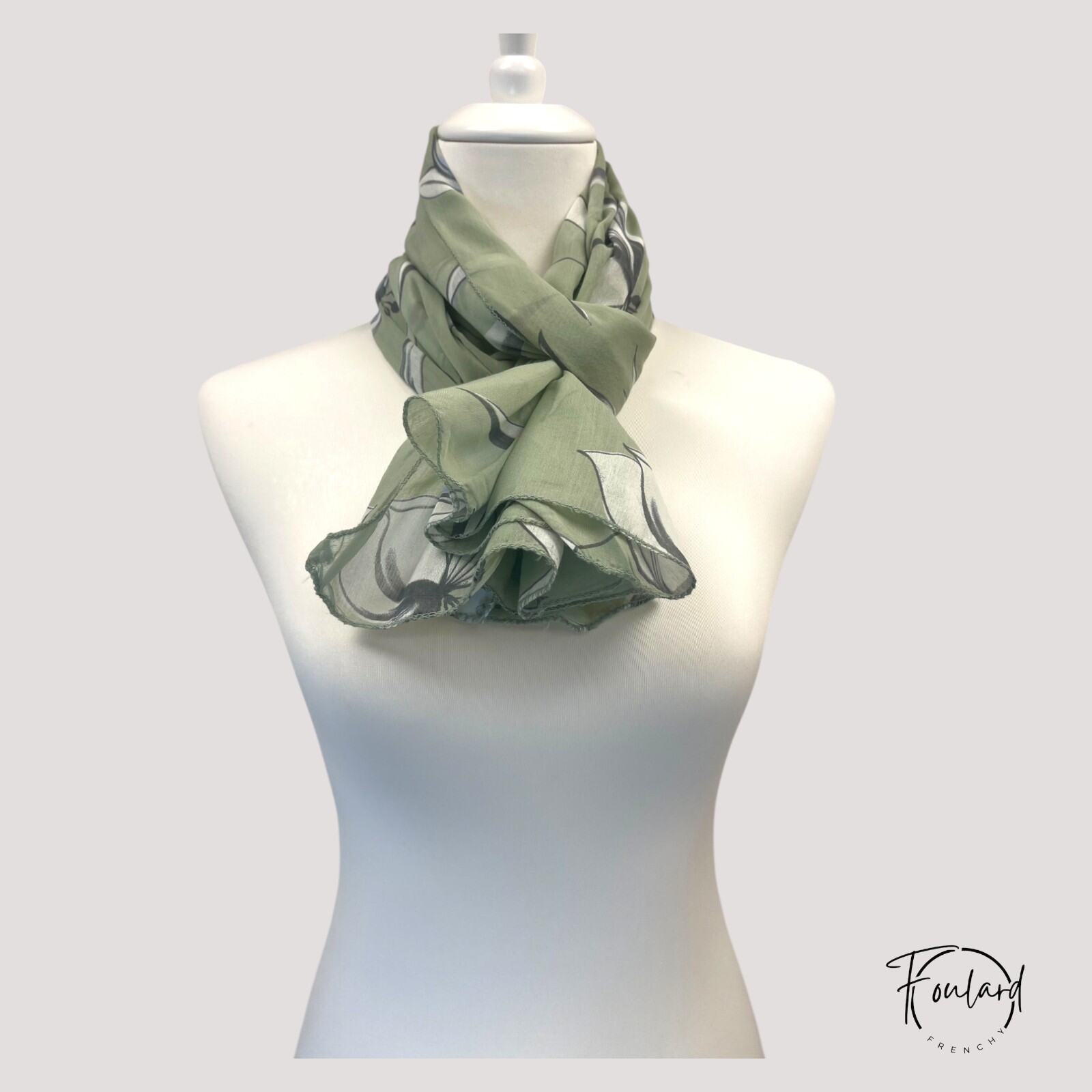 Foulard vert sauge, fleurs bleues