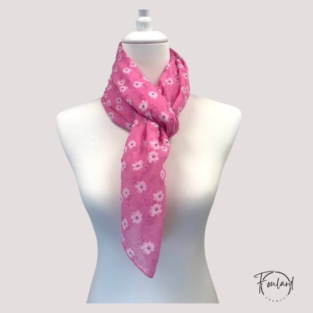 Foulard rose, fleurs blanches