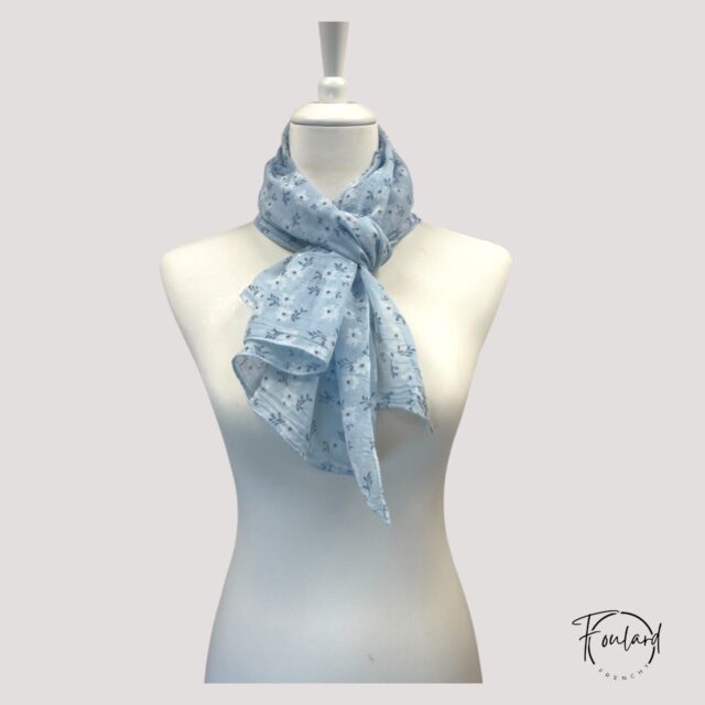 Foulard bleu ciel, fleurs blanches