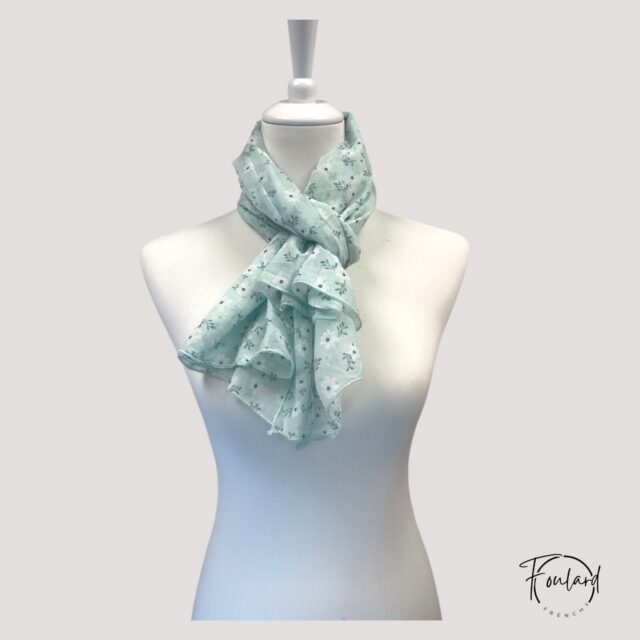 Foulard vert pastel, fleurs blanches