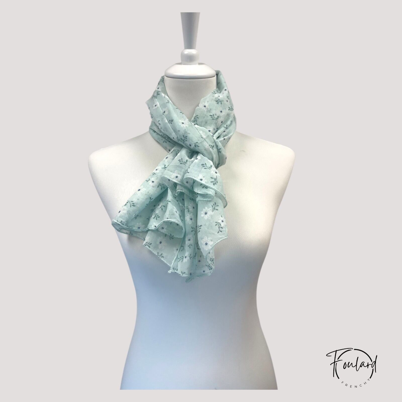 Foulard vert pastel, fleurs blanches