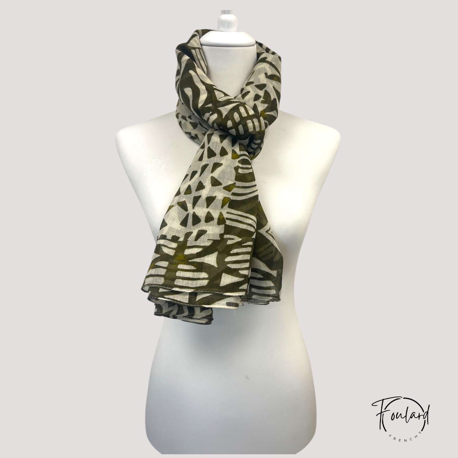 Foulard imprimé ethnique, kaki et beige – Image 2