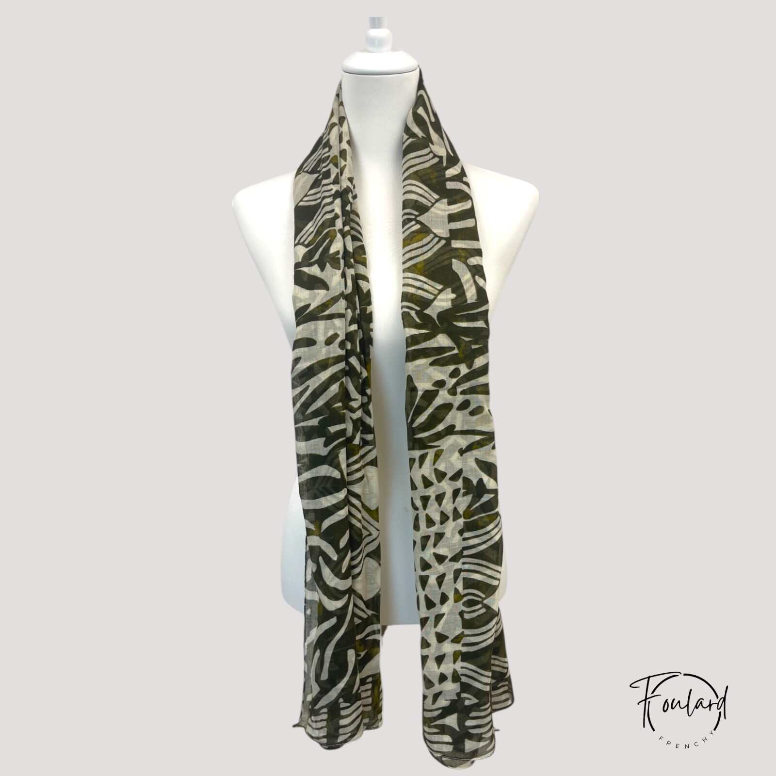 Foulard imprimé ethnique, kaki et beige – Image 4