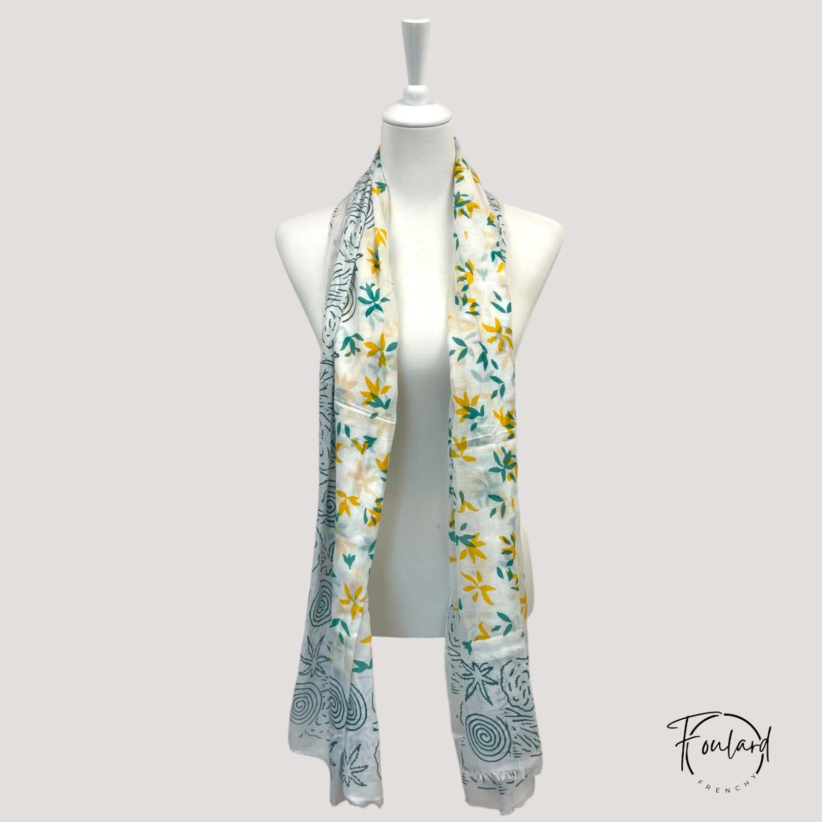 Foulard blanc, spirales vertes et détails jaunes – Image 3