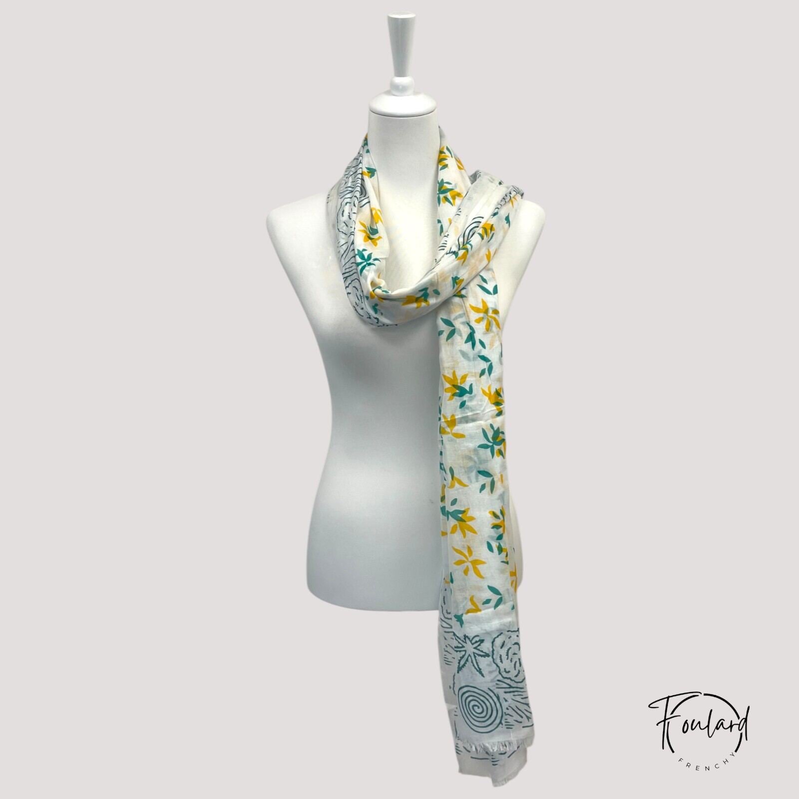 Foulard blanc, spirales vertes et détails jaunes – Image 4