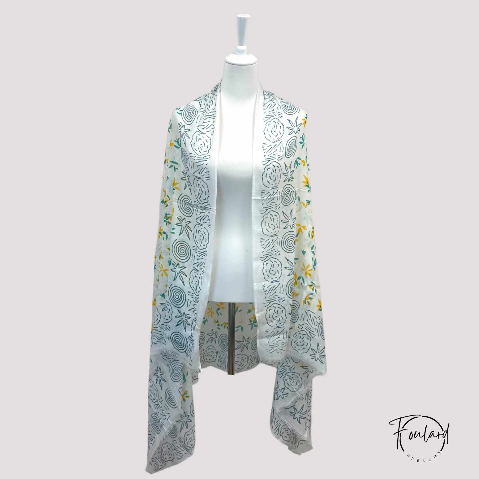 Foulard blanc, spirales vertes et détails jaunes – Image 2