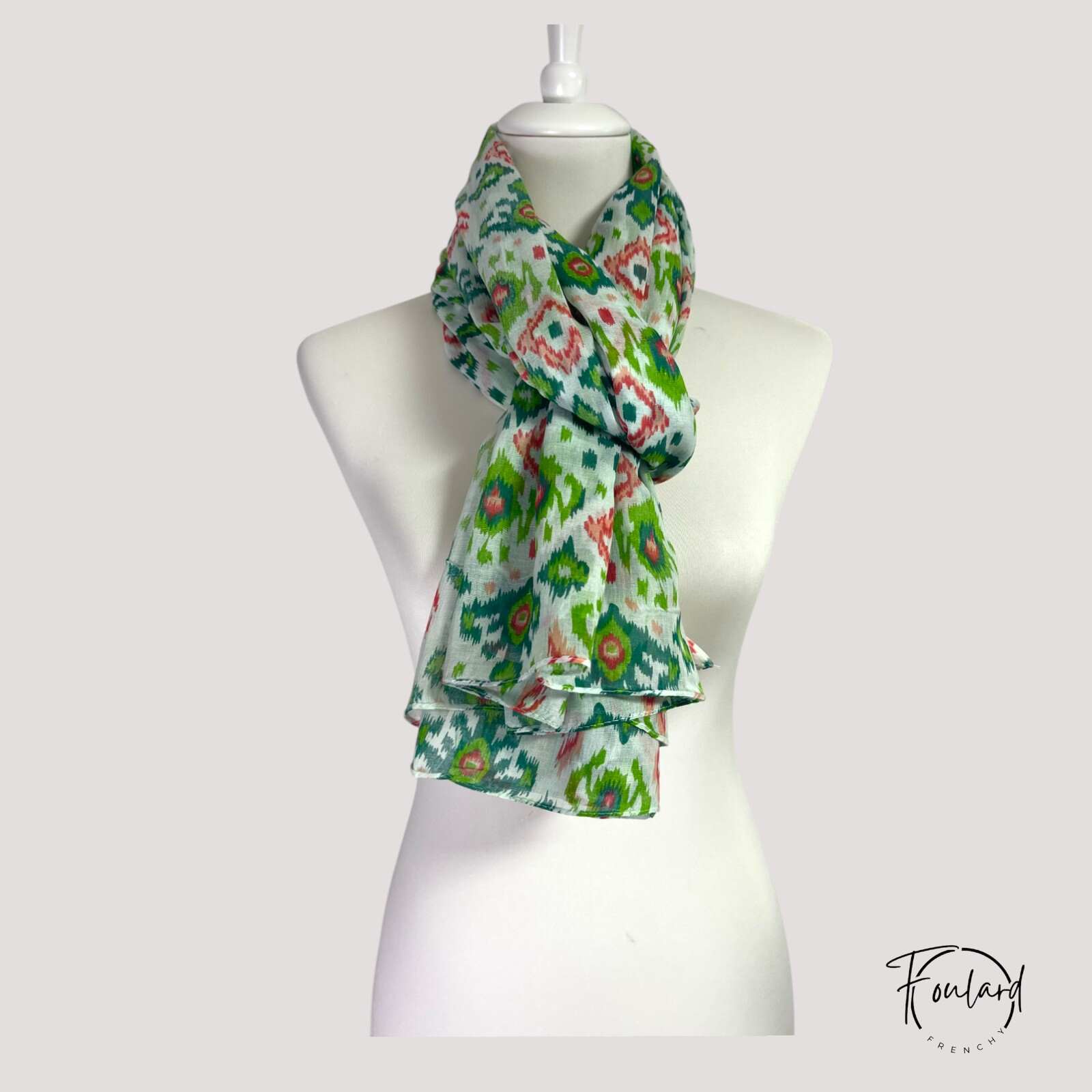 Foulard motif ethnique, vert et rouge