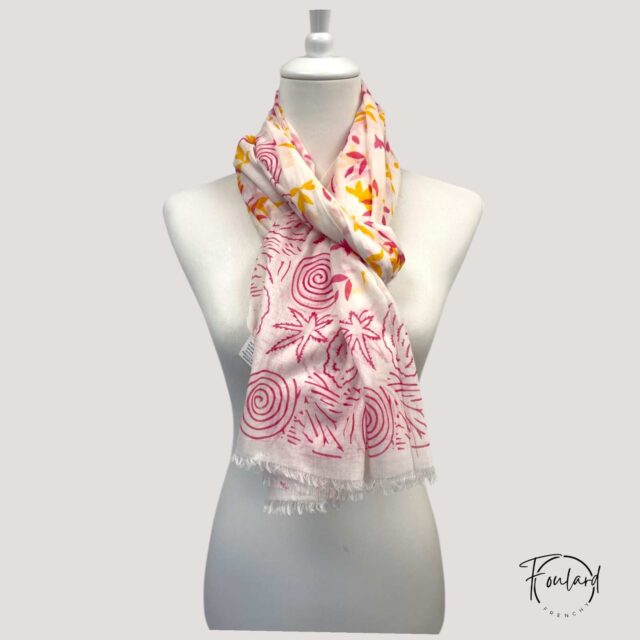 Foulard blanc, motifs floraux et spirales fuchsia