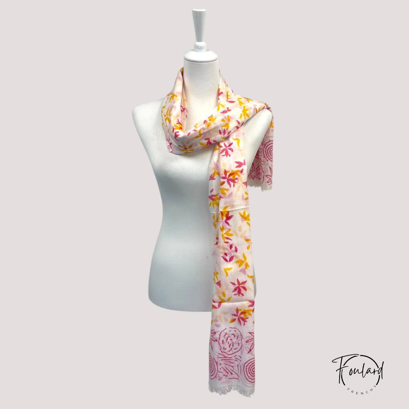 Foulard blanc, motifs floraux et spirales fuchsia – Image 3