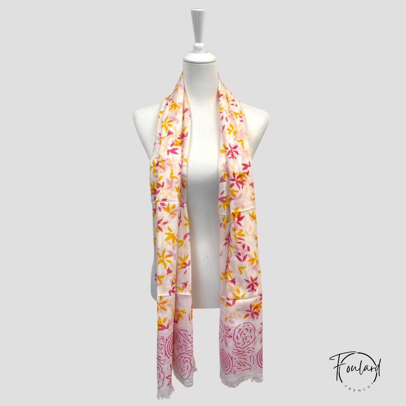 Foulard blanc, motifs floraux et spirales fuchsia – Image 4