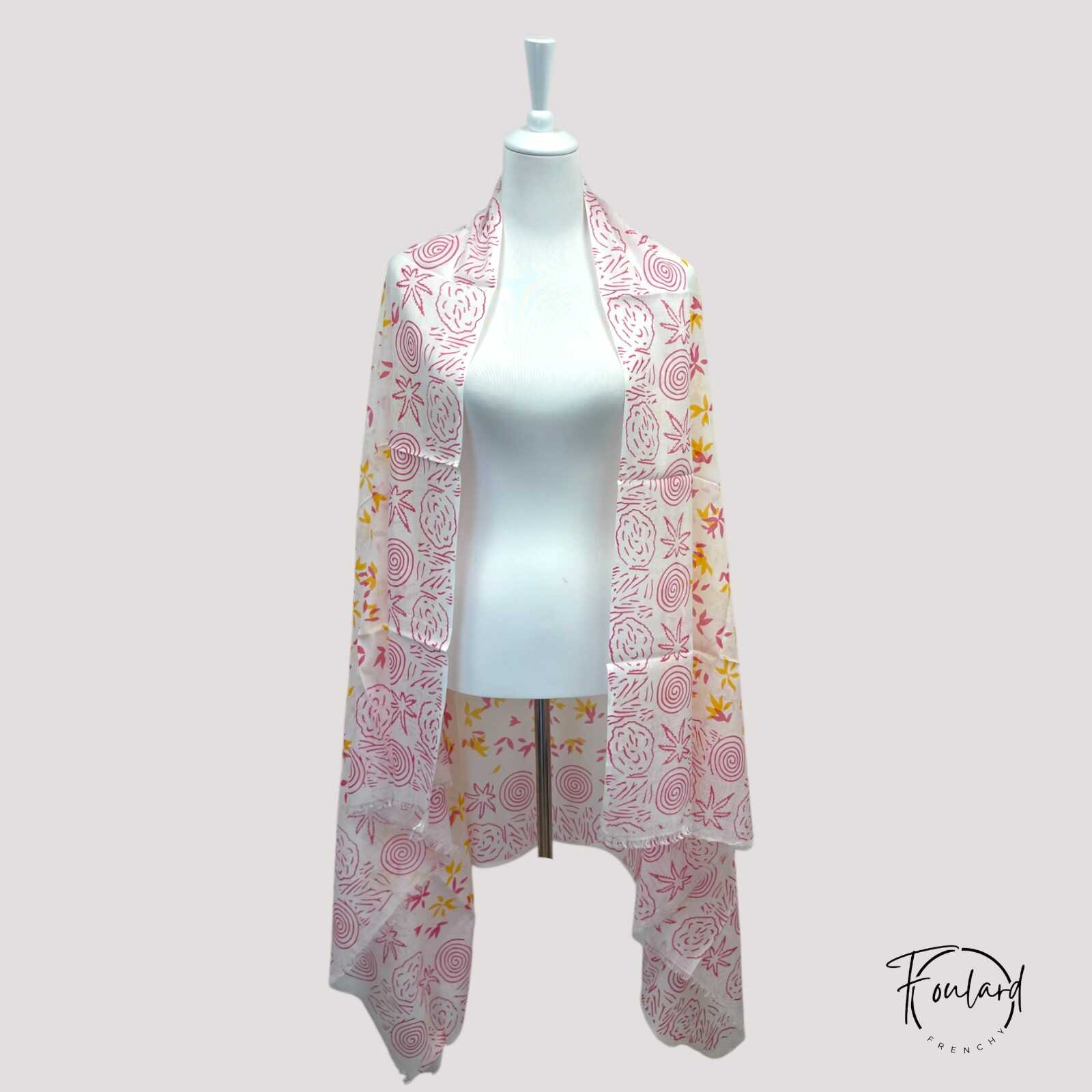 Foulard blanc, motifs floraux et spirales fuchsia – Image 2