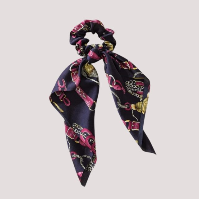 Chouchou foulard violet, motif ceintures et pompons