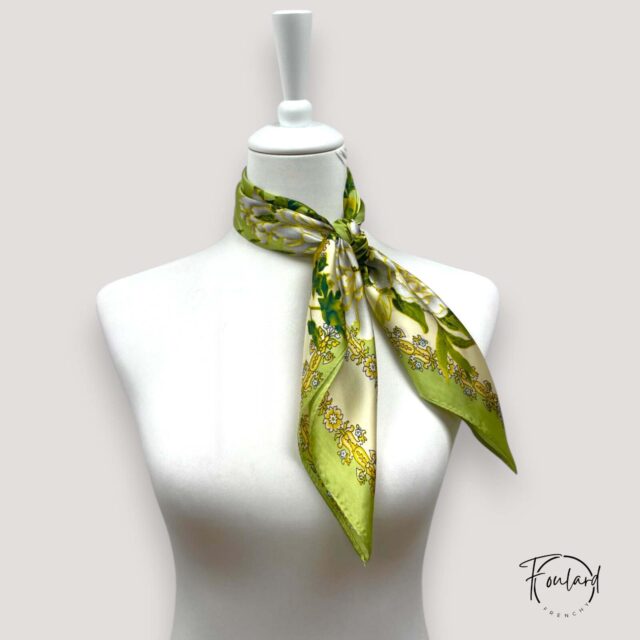 Foulard carré satin vert anis, éclat printanier