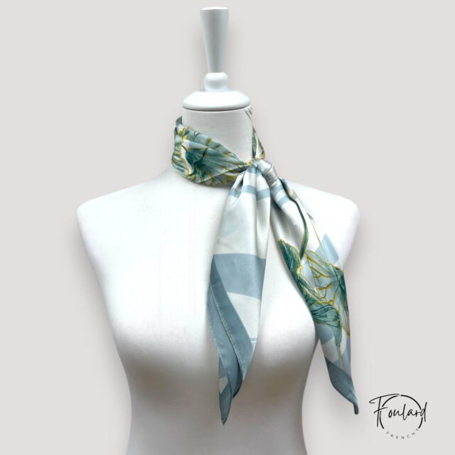 Foulard carré élégance végétale, bleu glacier