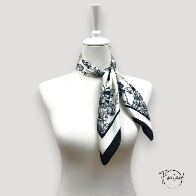 Foulard carré élégance intemporelle, noir et blanc floral