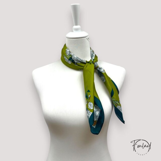 Foulard carré motif floral et grue, fond vert olive