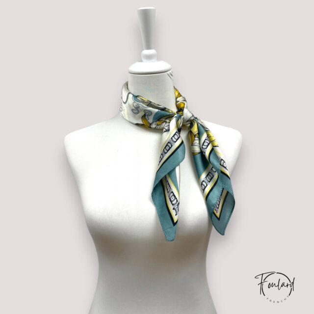 Foulard carré motif floral baroque, jaune et bleu