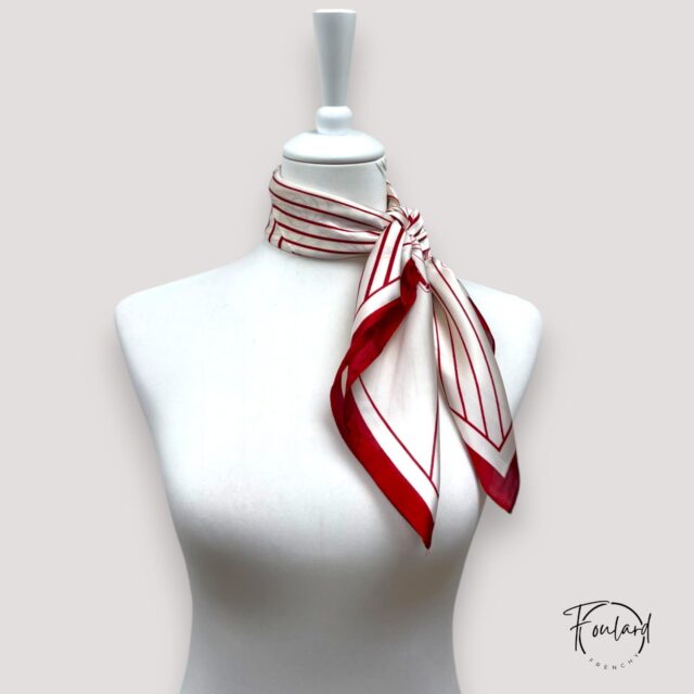 Foulard carré imprimé floral rouge, fond ivoire