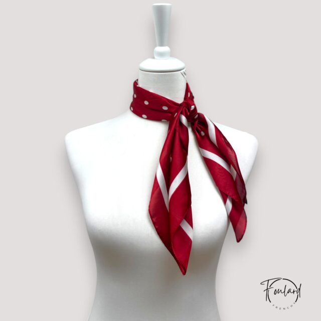 Foulard carré rouge à pois blancs