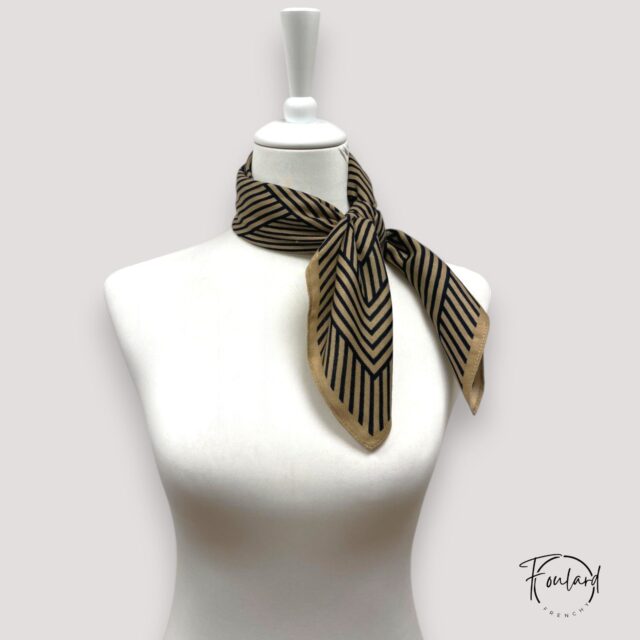 Foulard carré motif géométrique noir et beige