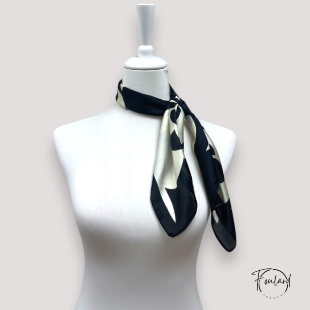 Foulard carré motif floral noir et écru