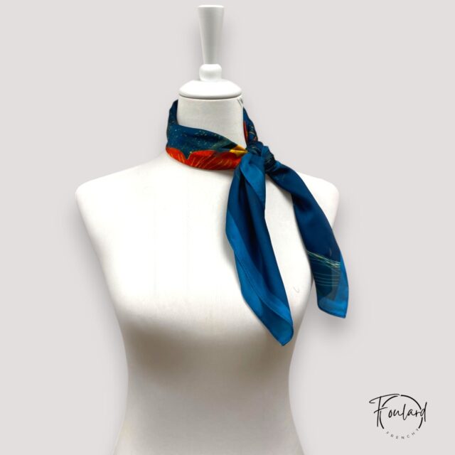 Foulard carré bleu intense, motif tropical