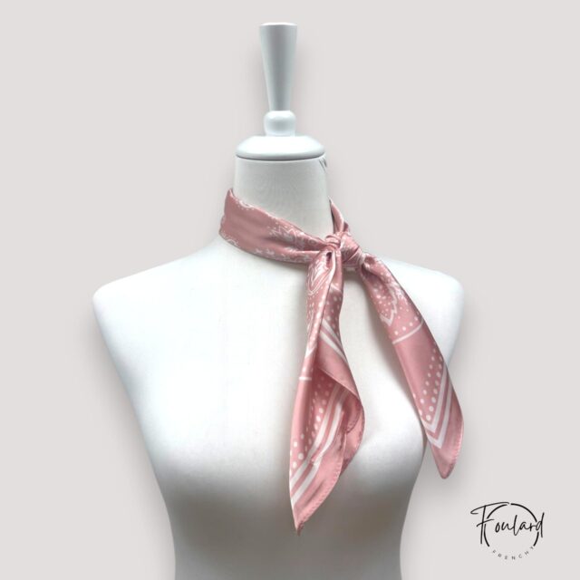 Foulard carré rose poudré, motif cachemire
