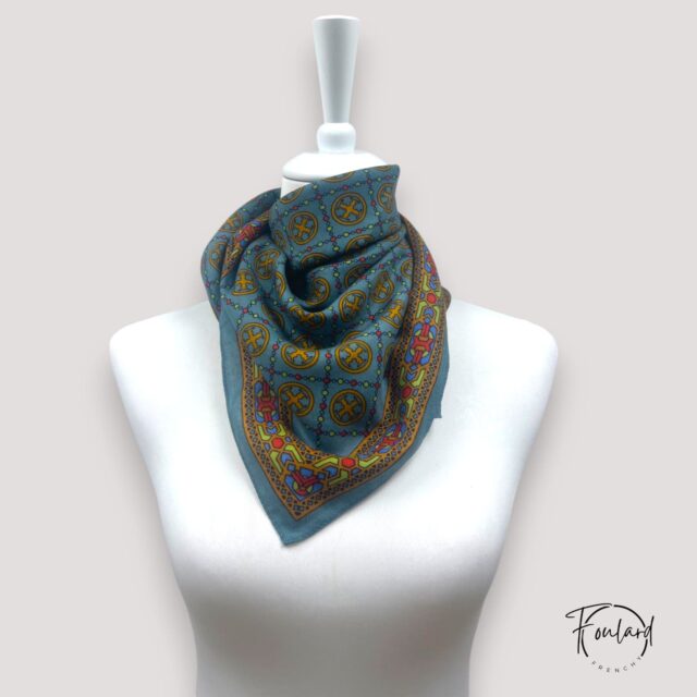 Foulard carré inspiration orientale, bleu canard et ocre
