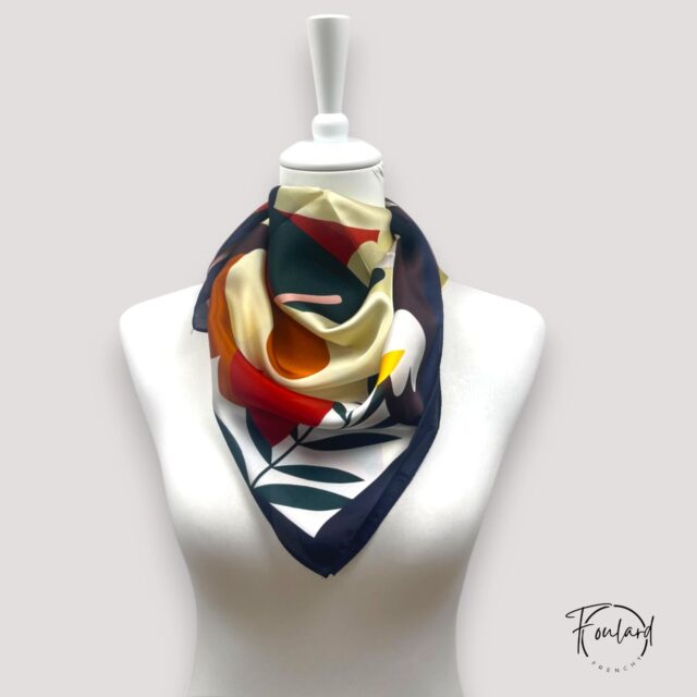 Foulard carré motif floral abstrait, fond crème et bleu nuit