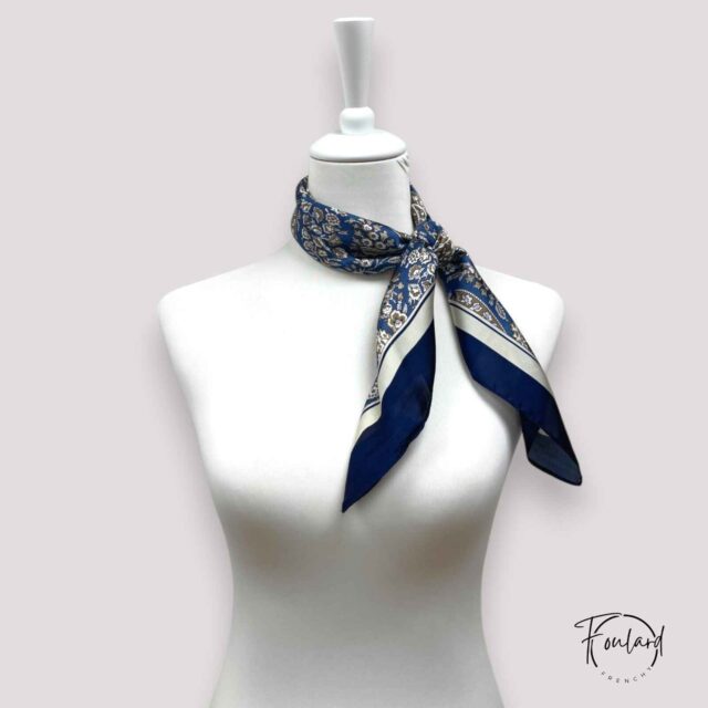 Foulard carré élégance florale, bleu marine et brun