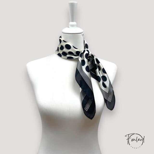 Foulard carré pois noirs, fond crème
