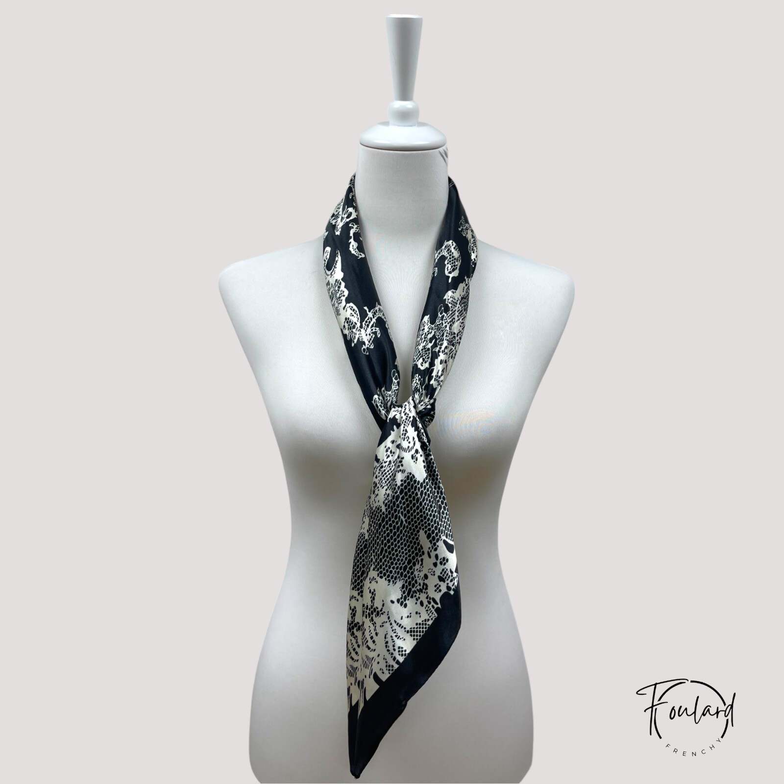 Foulard carré blanc, imprimé baroque bohème – Image 4