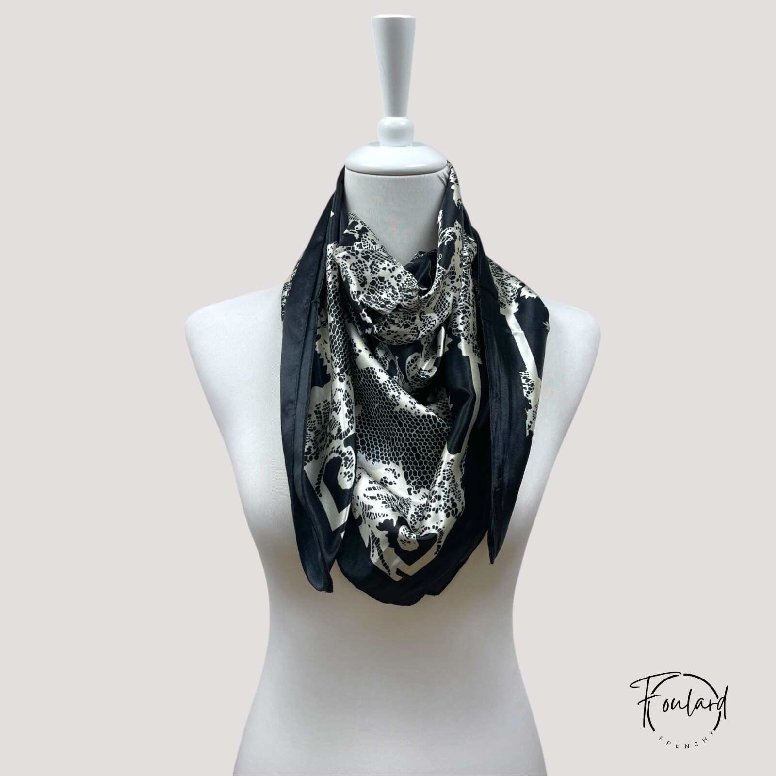 Foulard carré blanc, imprimé baroque bohème – Image 3