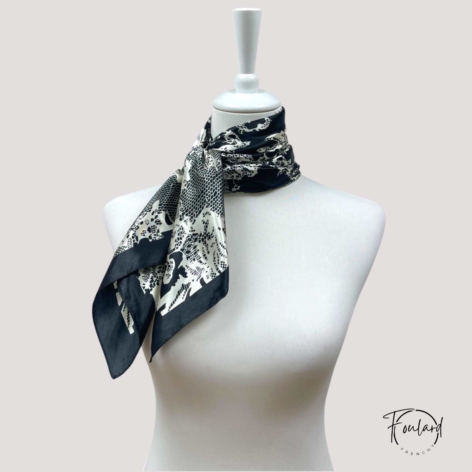 Foulard carré blanc, imprimé baroque bohème – Image 5