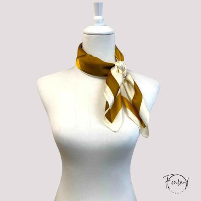 Foulard carré jaune, tissu fin