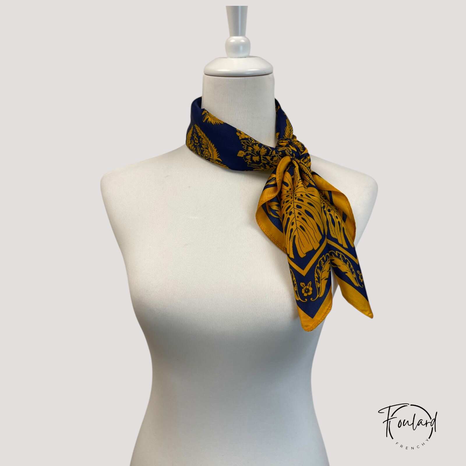 Foulard carré bleu, tissu confortable