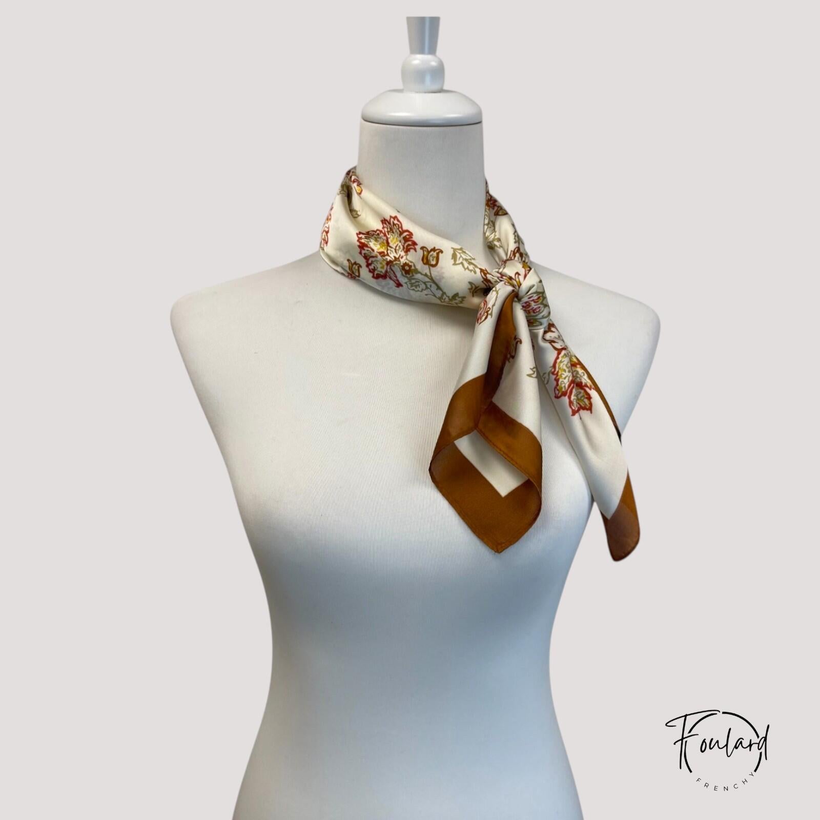 Foulard carré brun, tissu fin
