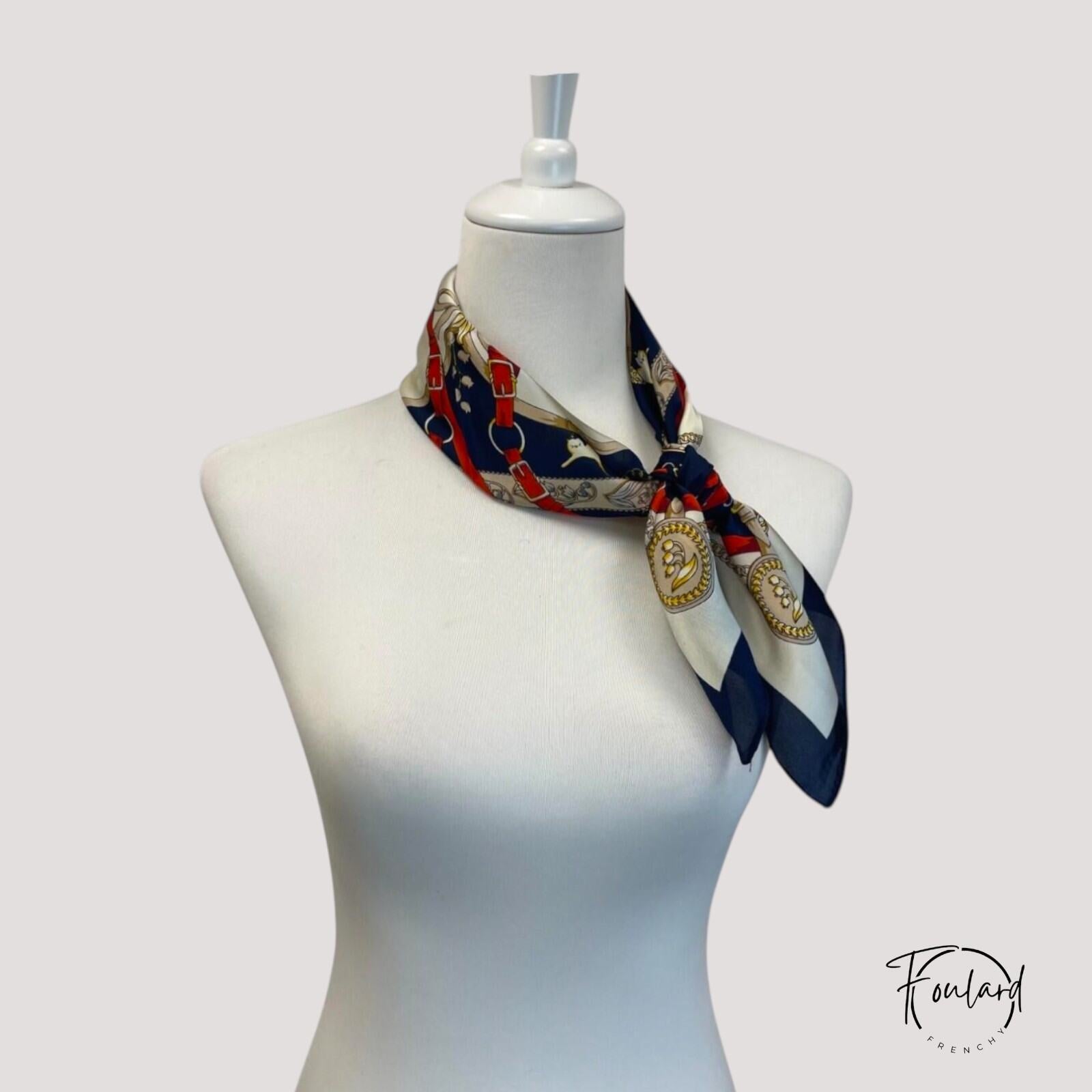 Foulard carré bleu, texture satinée – Image 2