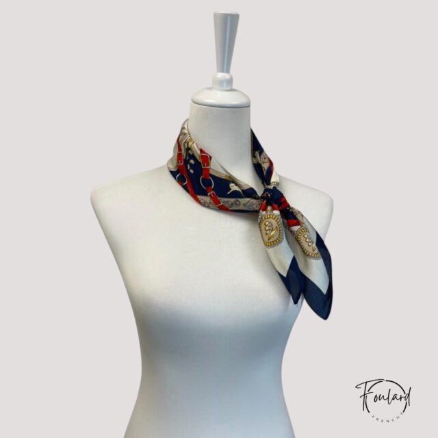 Foulard carré bleu, texture satinée