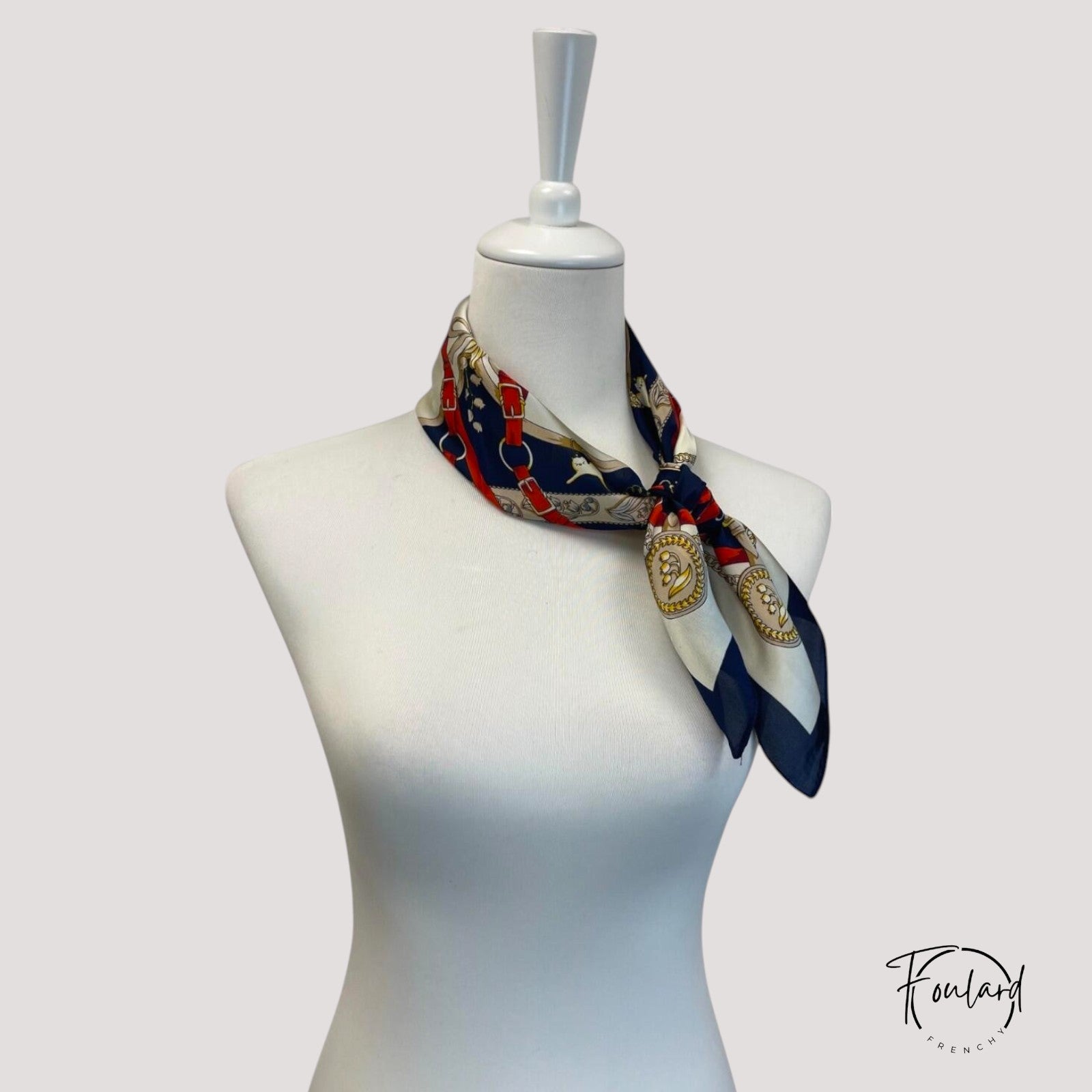Foulard carré bleu, texture satinée