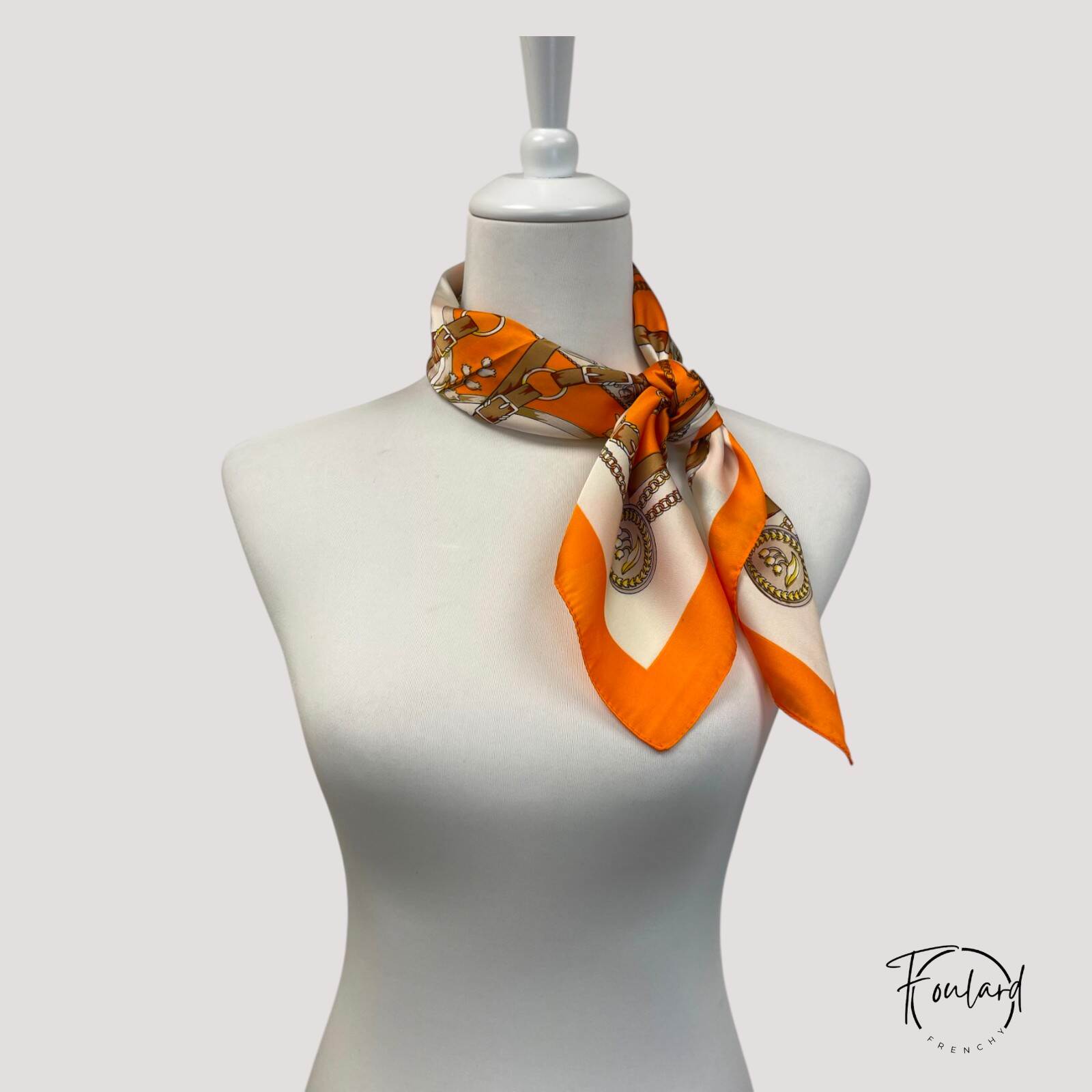 Foulard carré orange, tissu fin