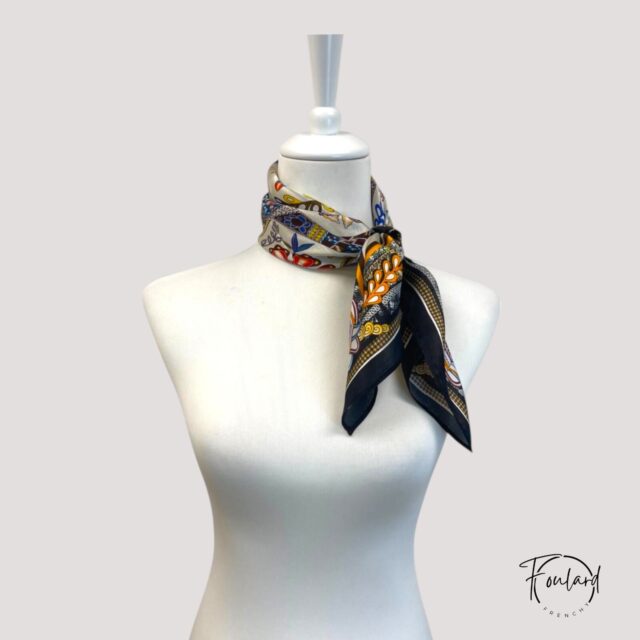 Foulard carré en soie, design lisse élégant