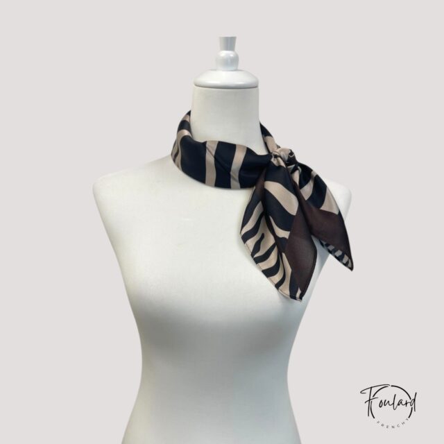 Foulard carré en soie, douceur unique