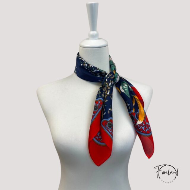 Foulard carré motif tropical, touche d'exotisme rouge