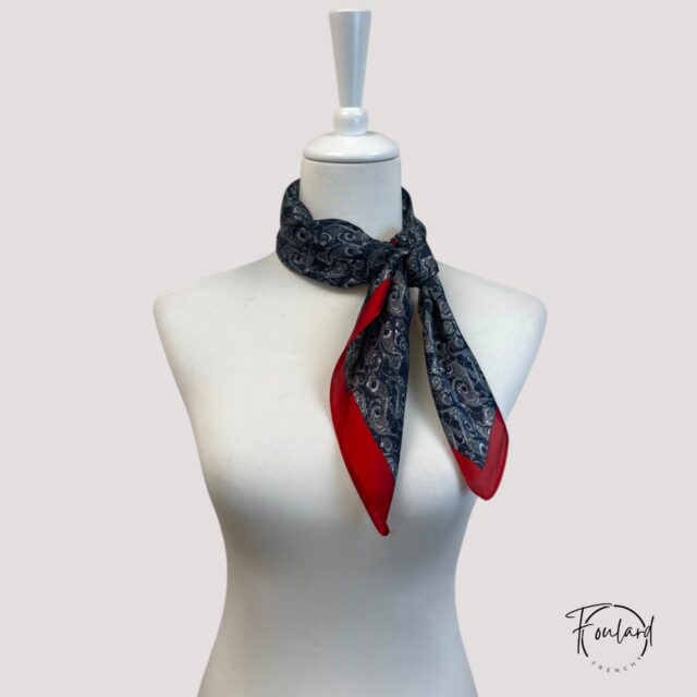 Foulard carré marine et argenté, contour rouge