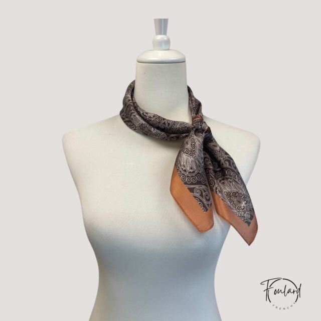 Foulard carré en soie chic, allure raffinée