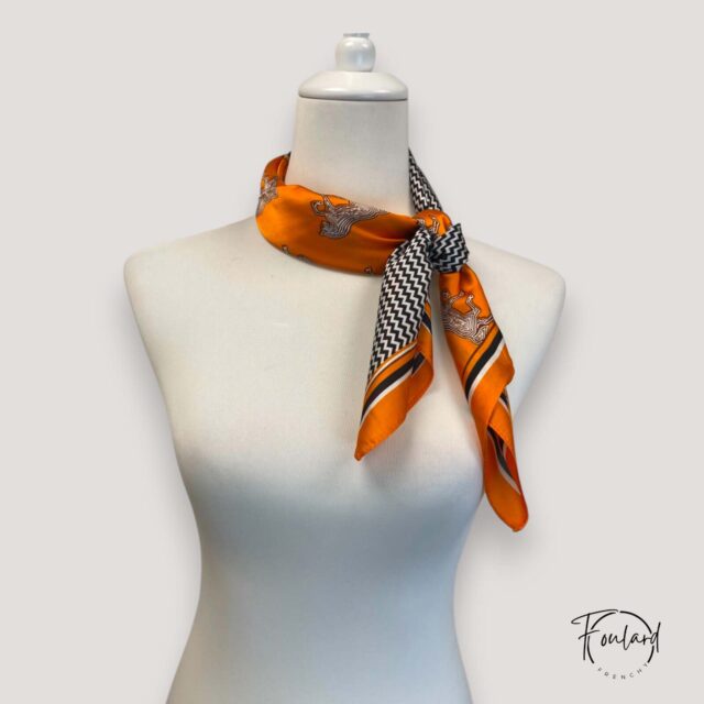 Foulard carré orange, motif bohème